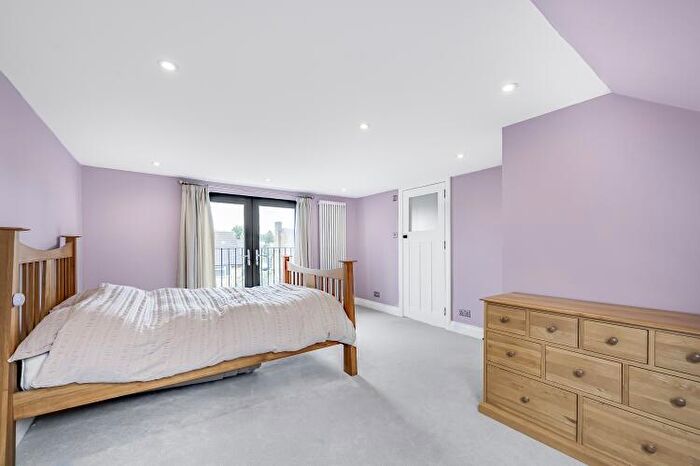 4 Bedroom House To Rent In Mayfield Avenue London, N14