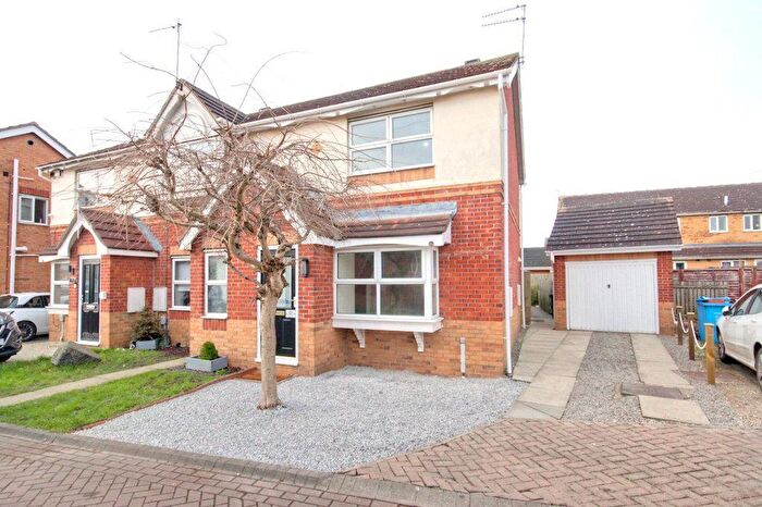 2 Bedroom House To Rent In Foxglove Close, Kingswood, HU7