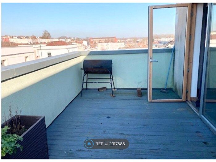 3 Bedroom Flat To Rent In Argyle Court, Bristol, BS2