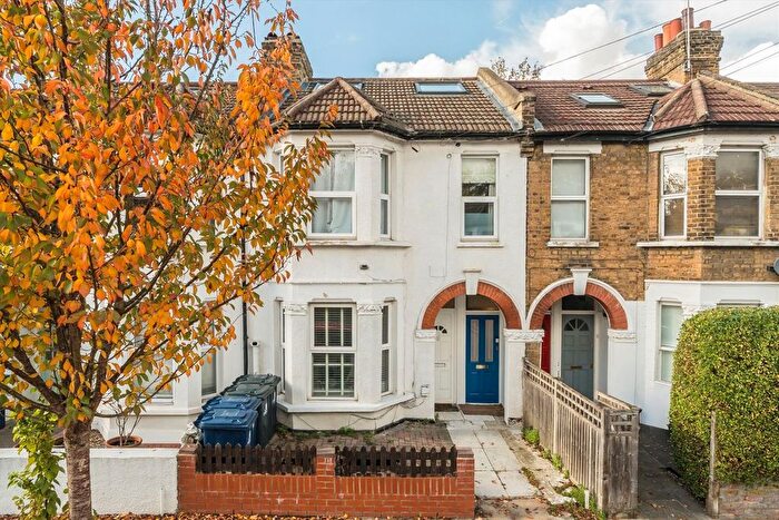 2 Bedroom Flat For Sale In Petersfield Road, Acton, W3