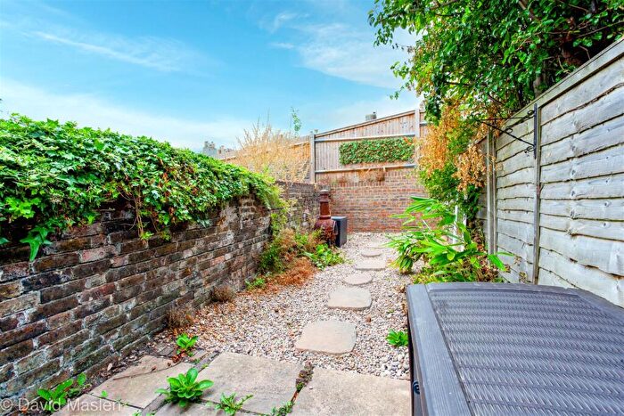 2 Bedroom Flat To Rent In Crescent Road, Brighton, BN2