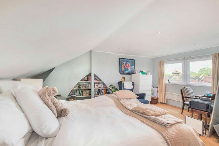 3 Bedroom Flat To Rent In Brewster Gardens, North Kensington, London, W10