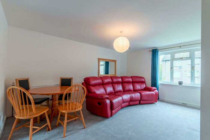 2 Bedroom Flat To Rent In Christian Crescent Edinburgh United Kingdom, EH15