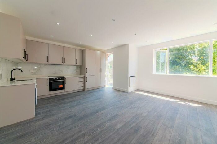 2 Bedroom Flat To Rent In Woodside Avenue, London, N12