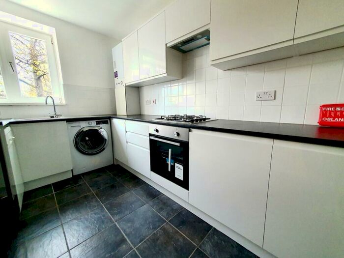 4 Bedroom Flat To Rent In Aldrick House, Islington, N1