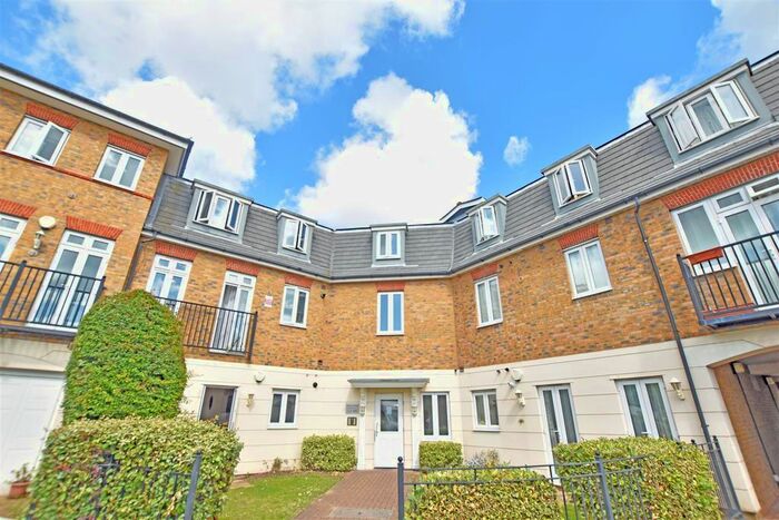 2 Bedroom Flat To Rent In Elizabeth Gardens, Isleworth, TW7