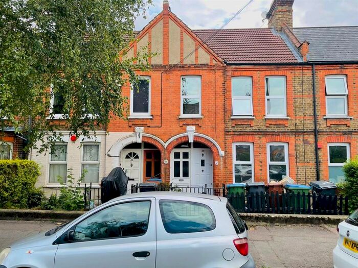 2 Bedroom Flat To Rent In Winns Avenue, Walthamstow, E17