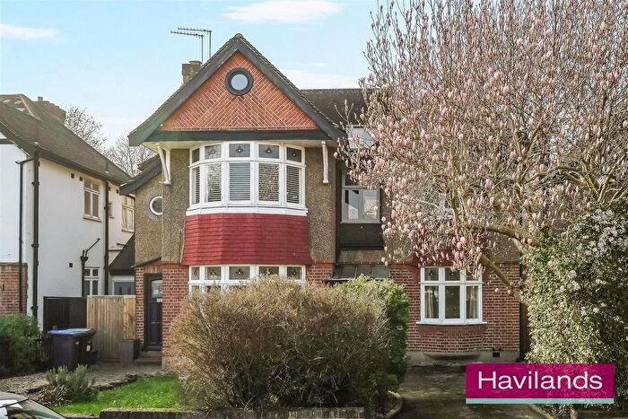 3 Bedroom Flat For Sale In The Chine, London, N21