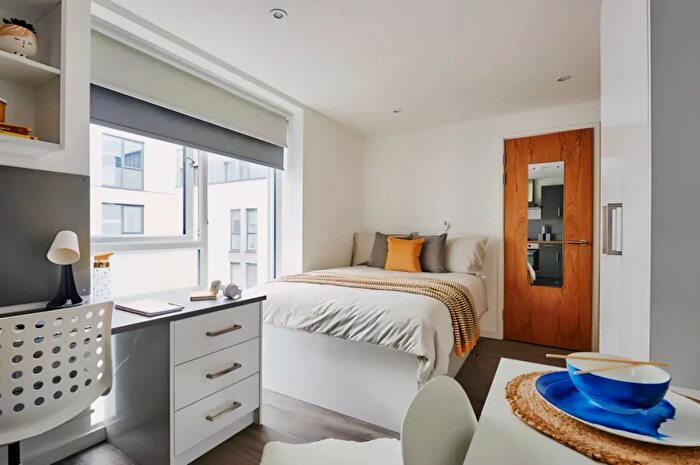1 Bedroom Flat To Rent In North Hill, Plymouth, PL4