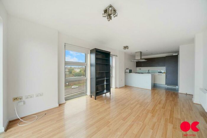 2 Bedroom Flat To Rent In Queen Mary Avenue, South Woodford, E18