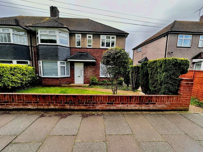2 Bedroom Flat To Rent In Ravensbourne Gardens, Ilford, IG5
