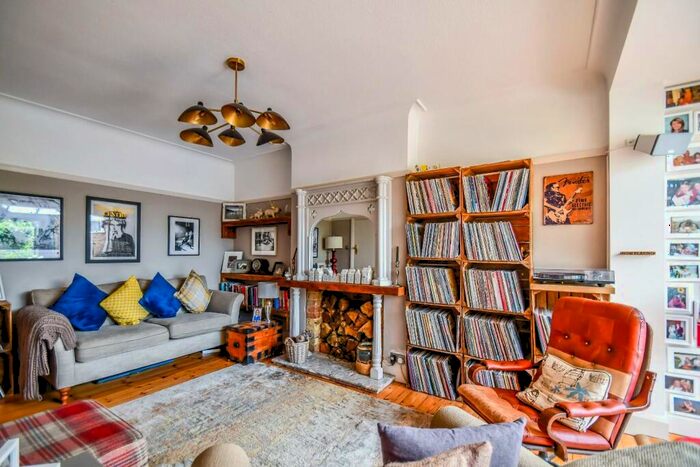 3 Bedroom Detached House For Sale In Carlton Drive, Leigh-On-Sea, SS9