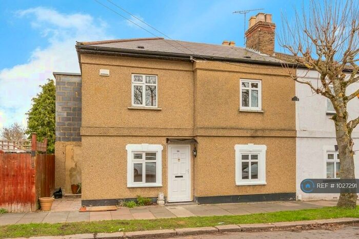 4 Bedroom Semi-Detached House To Rent In Trent Gardens, London, N14