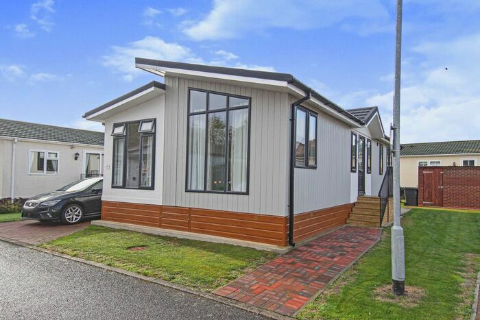 2 Bedroom Mobile/park Home For Sale In Constable Close, Cottenham, Cambridge, CB24