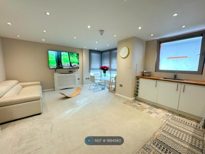 2 Bedroom Flat To Rent In Aspects, Sutton, SM1