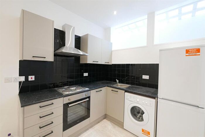 2 Bedroom Apartment To Rent In Evering Road, Stoke Newington, N16