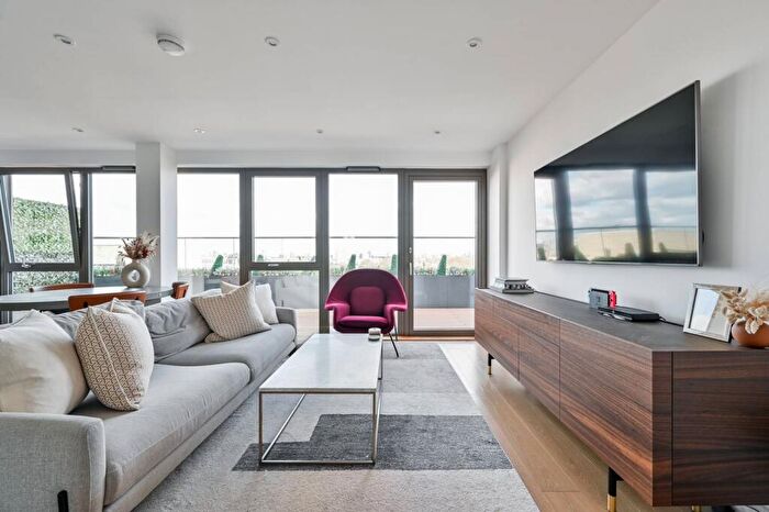 3 Bedroom Flat To Rent In Hemming Street, , Tower Hamlets, London, E1