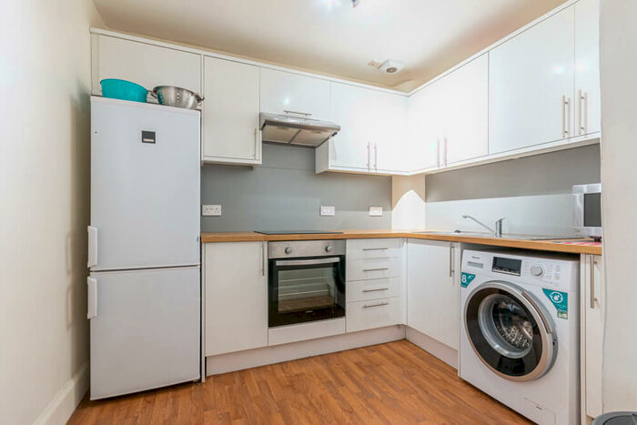 3 Bedroom Flat To Rent In Bryson Road Edinburgh United Kingdom, EH11