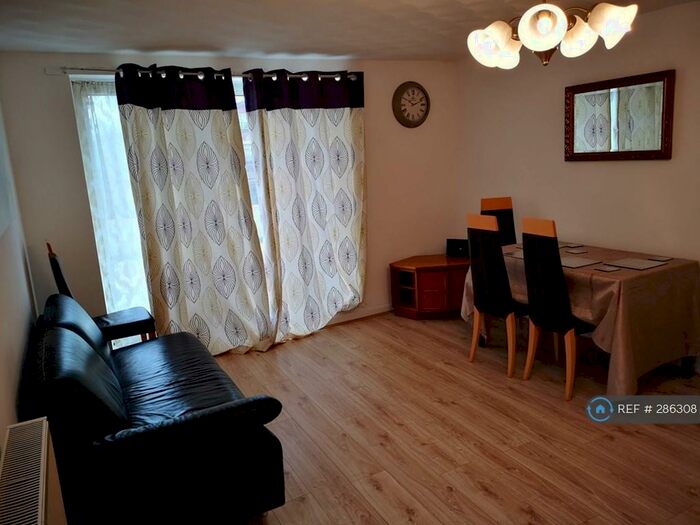 3 Bedroom Maisonette To Rent In Rokescroft, Basildon, SS13