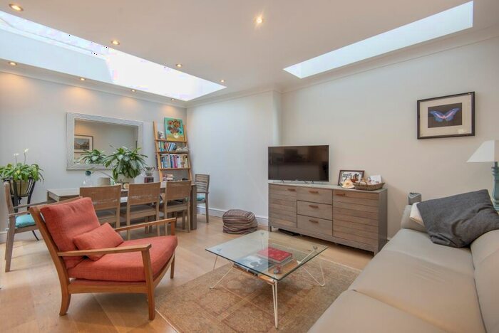 2 Bedroom Flat To Rent In St. John's Hill Grove London, SW11