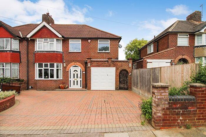 4 Bedroom Semi Detached House For Sale In Lynwood Avenue, Luton, LU2