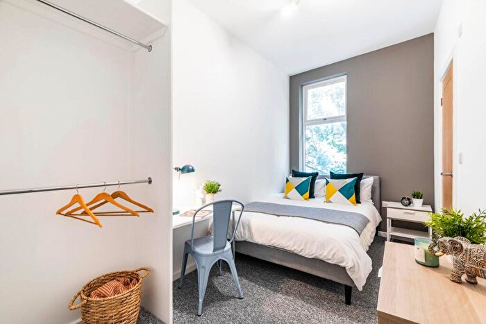 6 Bedroom House To Rent In Blenheim Square, Leeds, LS2