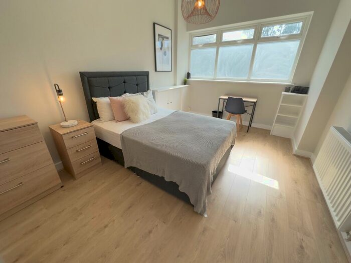 6 Bedroom Terraced House To Rent In Kensington, L7