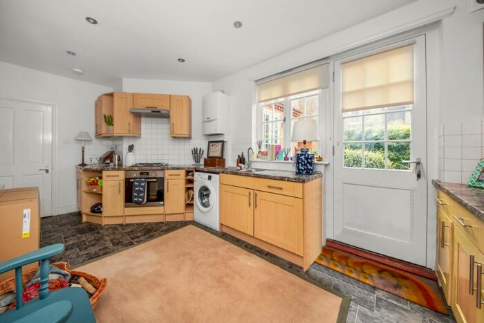 2 Bedroom Apartment To Rent In Dekker Road, Dulwich, London, SE21