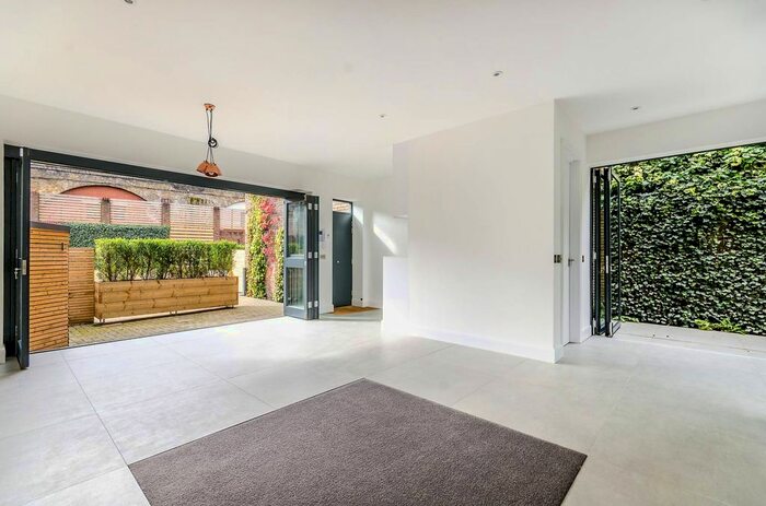 2 Bedroom Property To Rent In Parkside, Ravenscourt Park, London, W6