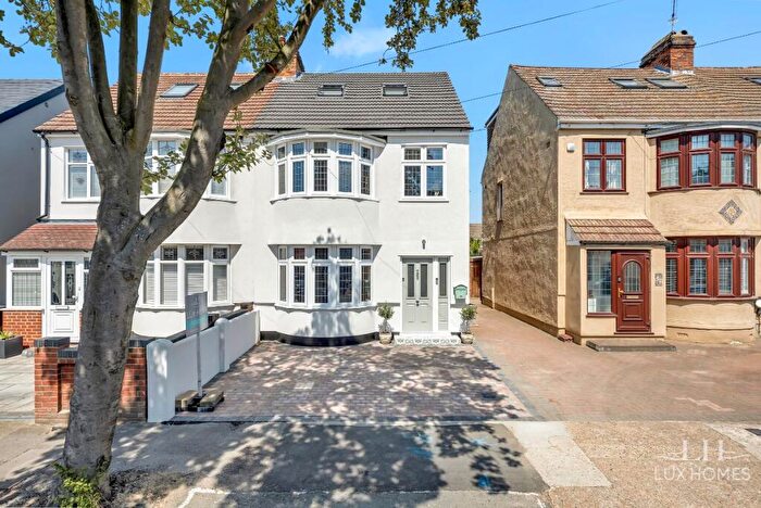 4 Bedroom Semi Detached House For Sale In Hillview Avenue, Hornchurch, RM11