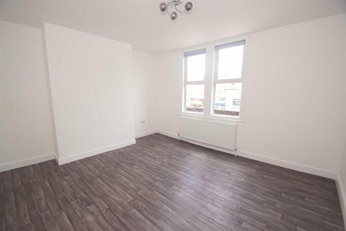 2 Bedroom Flat To Rent In Meanwood Road, Leeds, LS6