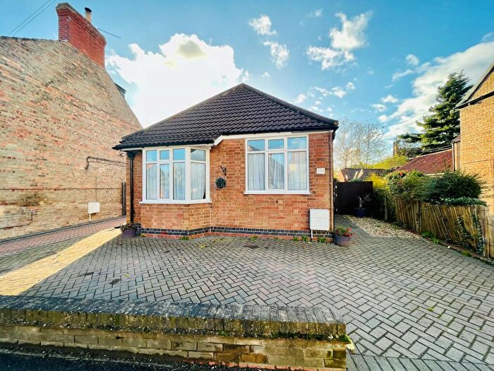 2 Bedroom Detached Bungalow For Sale In High Street, Misterton, South Yorkshire, DN10