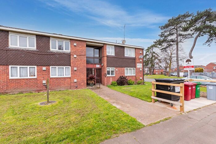2 Bedroom Flat For Sale In Grampian Way, Langley, SL3