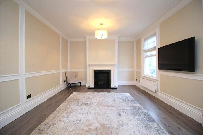 2 Bedroom Apartment To Rent In Broadway, Leigh-on-Sea, Essex, SS9