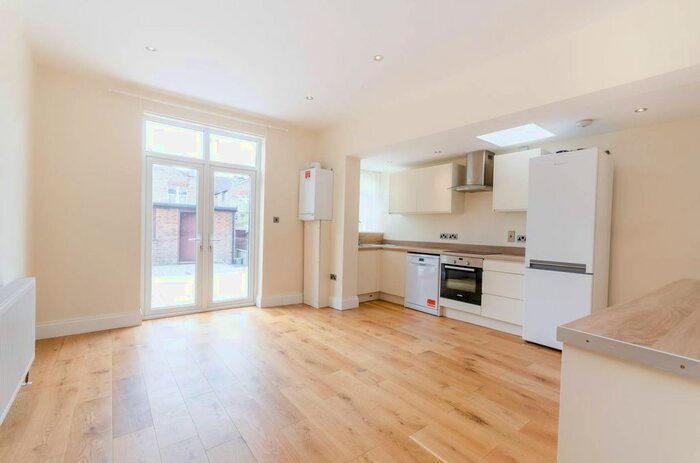 4 Bedroom Terraced House To Rent In Bosworth Road, Bounds Green, London, N11