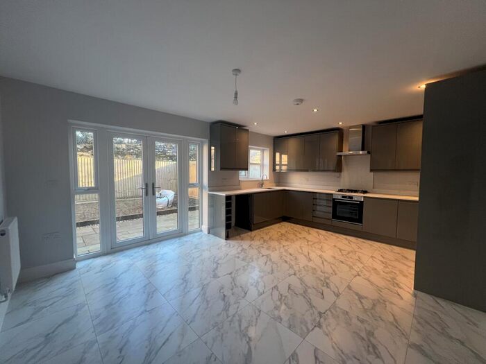 4 Bedroom End Of Terrace House To Rent In Cresent Drive, Aldershot, GU12