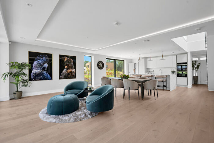 4 Bedroom Country House For Sale In House Courtlands Park, Banstead, SM7