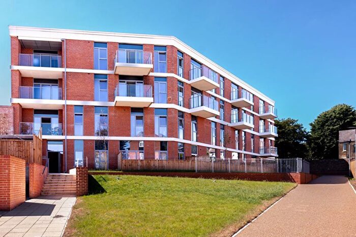 2 Bedroom Flat To Rent In Finsbay Court, The Oaks, Acton, W3