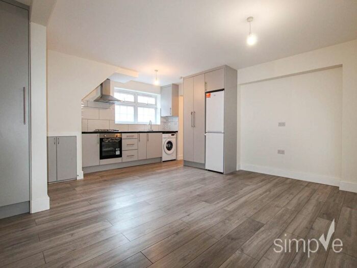2 Bedroom Flat To Rent In Snowdon Crescent, Hayes, Middlesex, UB3