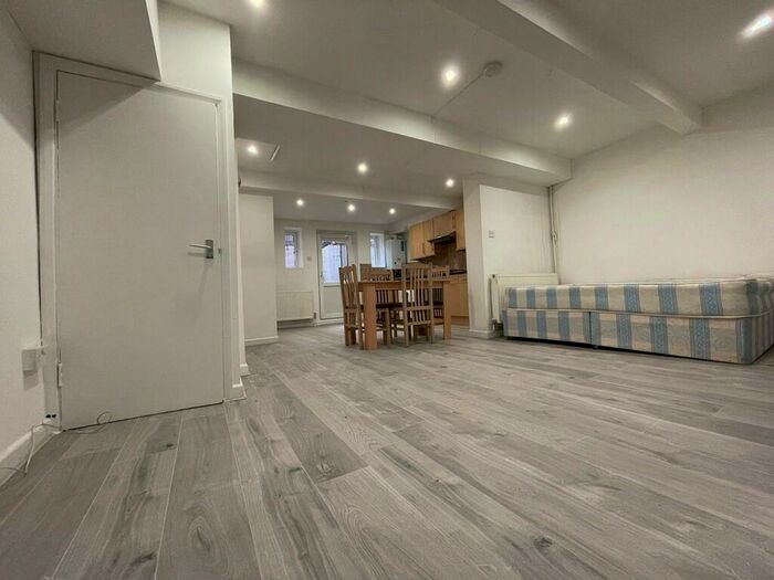 Flat To Rent In King Henry Walk, London, N1