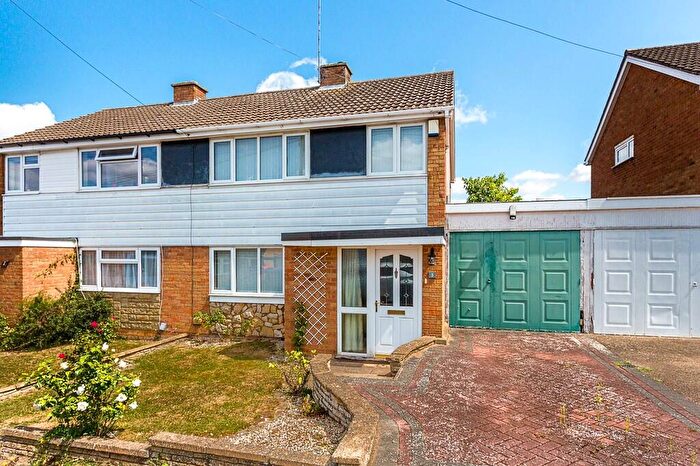 3 Bedroom Semi-Detached House For Sale In Ashridge Close, Rushden, NN10