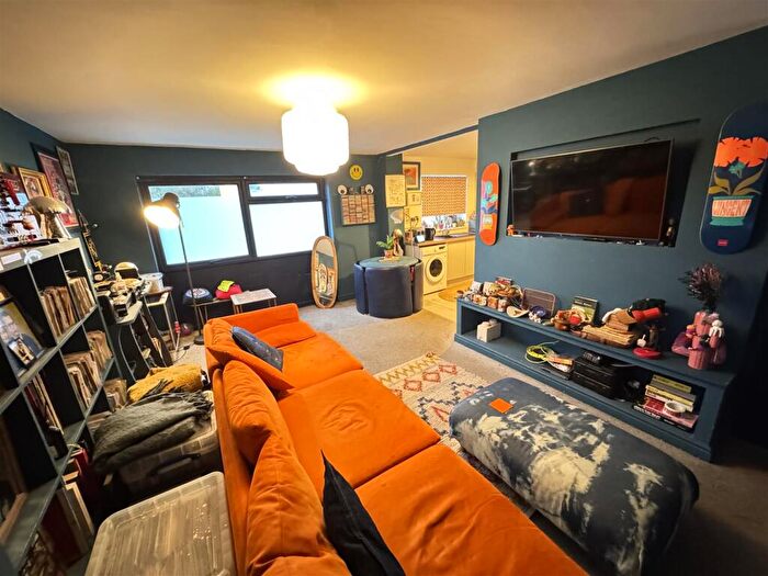 2 Bedroom Flat For Sale In Crocus Way, Chelmsford, CM1