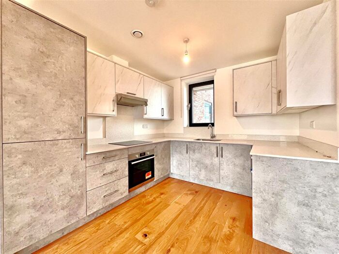 1 Bedroom Flat To Rent In Staines Road, Hounslow, TW4