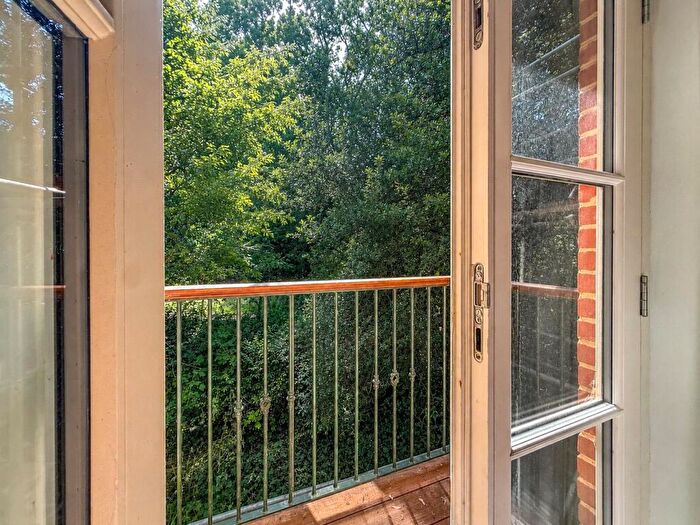 1 Bedroom Apartment For Sale In High Street, Christchurch, Dorset, BH23