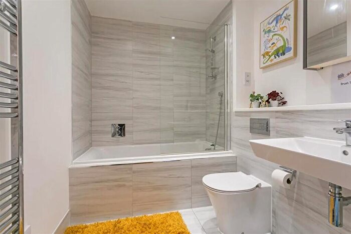 2 Bedroom Apartment For Sale In Windsor Road, Slough, SL1