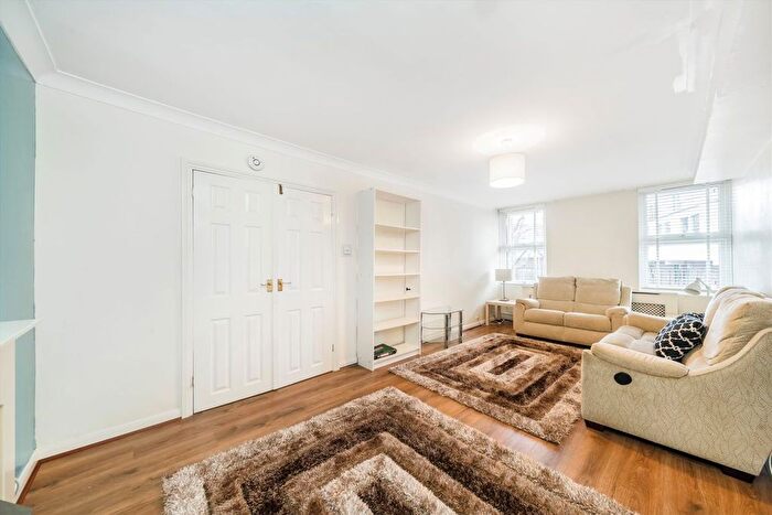 3 Bedroom Flat To Rent In Walney Walk, Walney Walk, N1