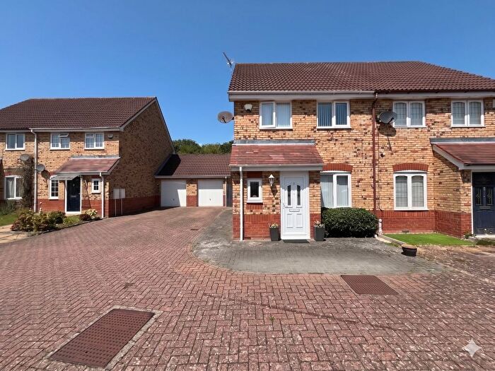 3 Bedroom Semi-Detached House For Sale In Brompton Gardens, Luton, Bedfordshire, LU3