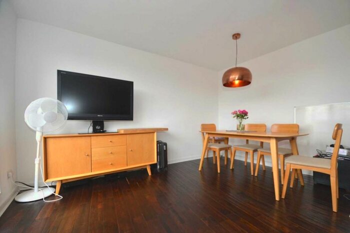 2 Bedroom Flat To Rent In Old Farm Road, East Finchley, London, N2