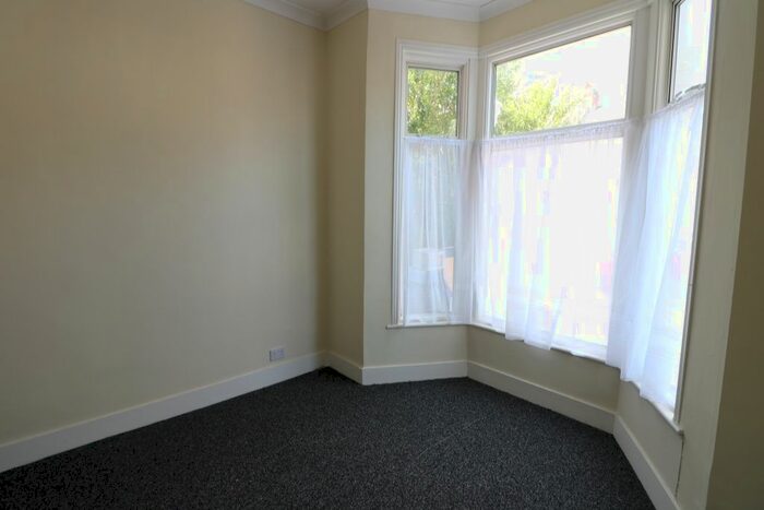 2 Bedroom Flat To Rent In Belmont Road, Ilford, Essex, IG1