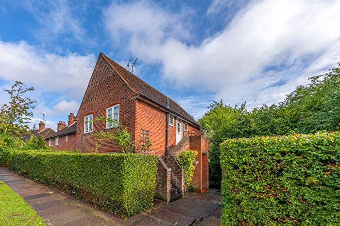 2 Bedroom Flat For Sale In Addison Way, London, NW11